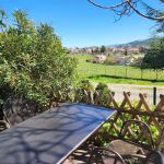 Vue sur le village à partir de la terrasse de l'avant, à l'ombre du figuier Vue sur le village à partir de la terrasse de l'avant, à l'ombre du figuier