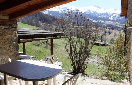 G&icirc;te n&deg;G27006 Enchastrayes - Alpes-de-Haute-Provence - Petite terrasse couverte avec la grande terrasse couverte en contrebas.