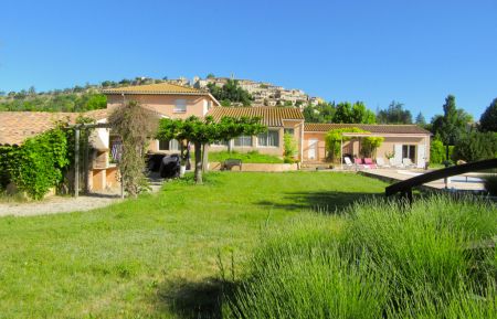 G&icirc;te n&deg;G14468 Dauphin - Alpes-de-Haute-Provence - Maison totalement ind&eacute;pendante avec le
village de Dauphin &agrave; l'arri&egrave;re de la maison