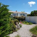 Accès au Gîte Dauphin et à droite la piscine Accès au Gîte Dauphin et à droite la piscine