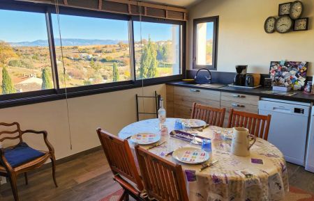 G&icirc;te n&deg;G32307 Valensole - Alpes-de-Haute-Provence - La pi&egrave;ce de vie et sa vue panoramique