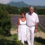 Marie-Annick et Michel JOUVE  devant leur champ de lavande et la montagne le Cousson