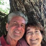 Anne-Marie et Jean-Claude devant un ch&acirc;taignier.