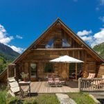Telle une cabane d'aff&ucirc;t... La Grange domine la prairie de montagne !