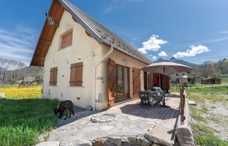 G&icirc;te n&deg;5307 Ancelle - Hautes-Alpes - Vue ext&eacute;rieure avec terrasse