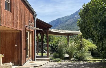 G&icirc;te n&deg;6418 Embrun - Hautes-Alpes - Entr&eacute;e, terrasse couverte et espace engazonn&eacute;