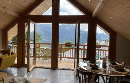 G&icirc;te n&deg;6600 Puy-Sani&egrave;res - Hautes-Alpes - Pi&egrave;ce de vie ouverte sur le balcon