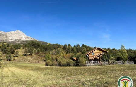 G&icirc;te n&deg;6026 Chorges - Hautes-Alpes - le chalet depuis le jardin