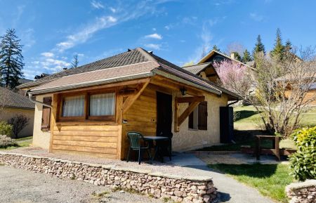 Camping n&deg;7625 Guillestre - Hautes-Alpes - Votre chalet vu de l'ext&eacute;rieur