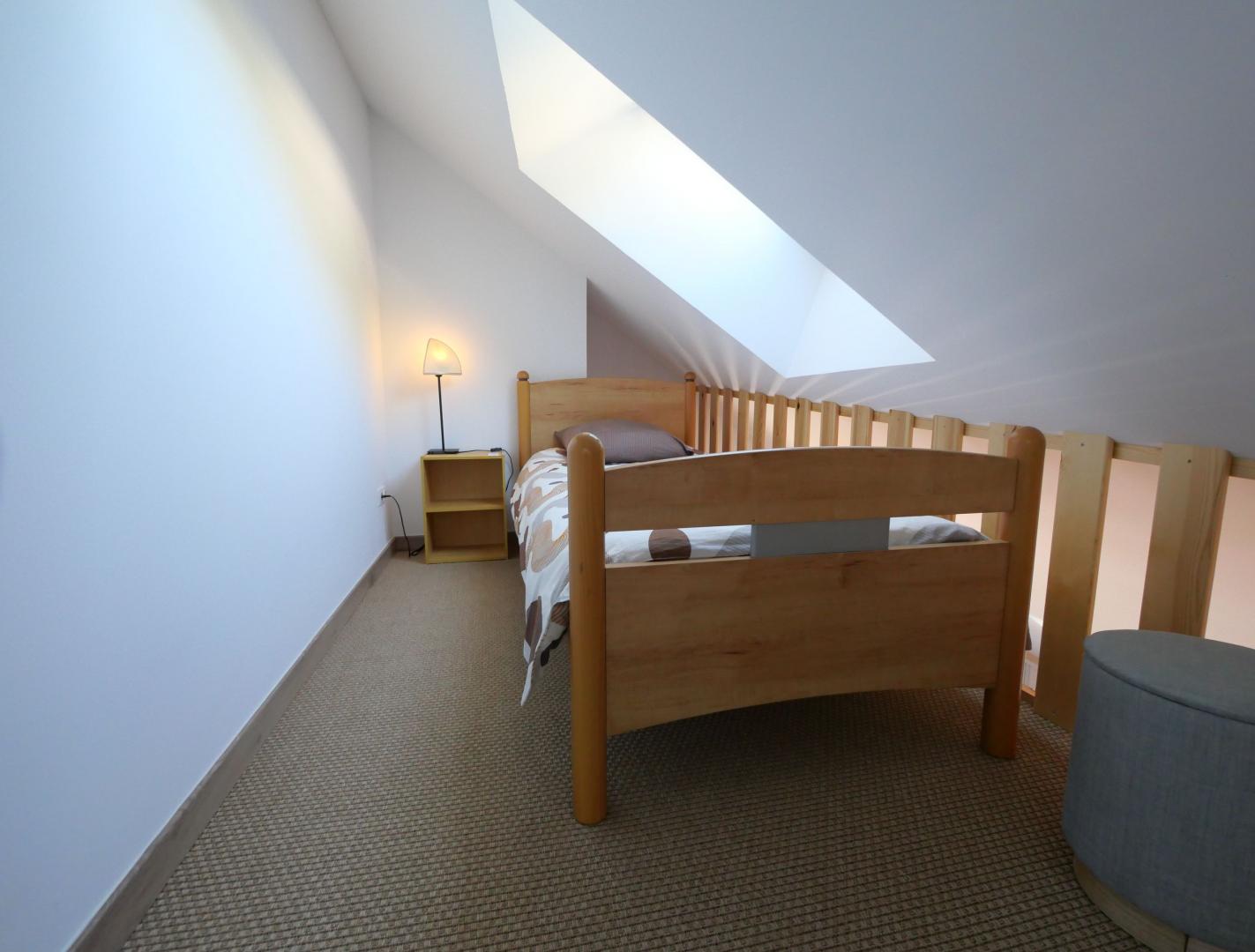 Chambre avec lit 2 personnes en 160 et 3 lits une personne, mezzanine, accès sur le balcon orienté plein sud. photo 13