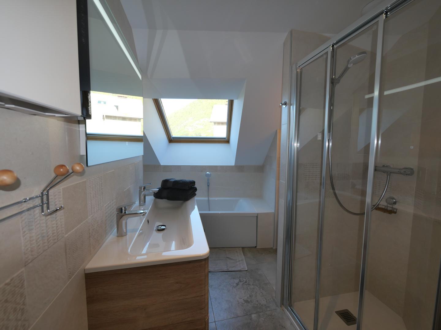 Salle de bain avec baignoire et douche. photo 14