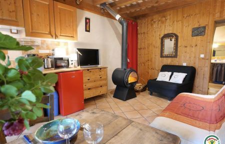 G&icirc;te n&deg;2056 Gap - Hautes-Alpes - Une pi&egrave;ce unique avec coin cuisine tout &eacute;quip&eacute;, chauffage par le sol et/ou po&ecirc;le &agrave; bois et/ ou radiateur &eacute;lectrique, Bz confortable ou 2 lits simples, ancienne ferme restaur&eacute;e isolation &eacute;cologique