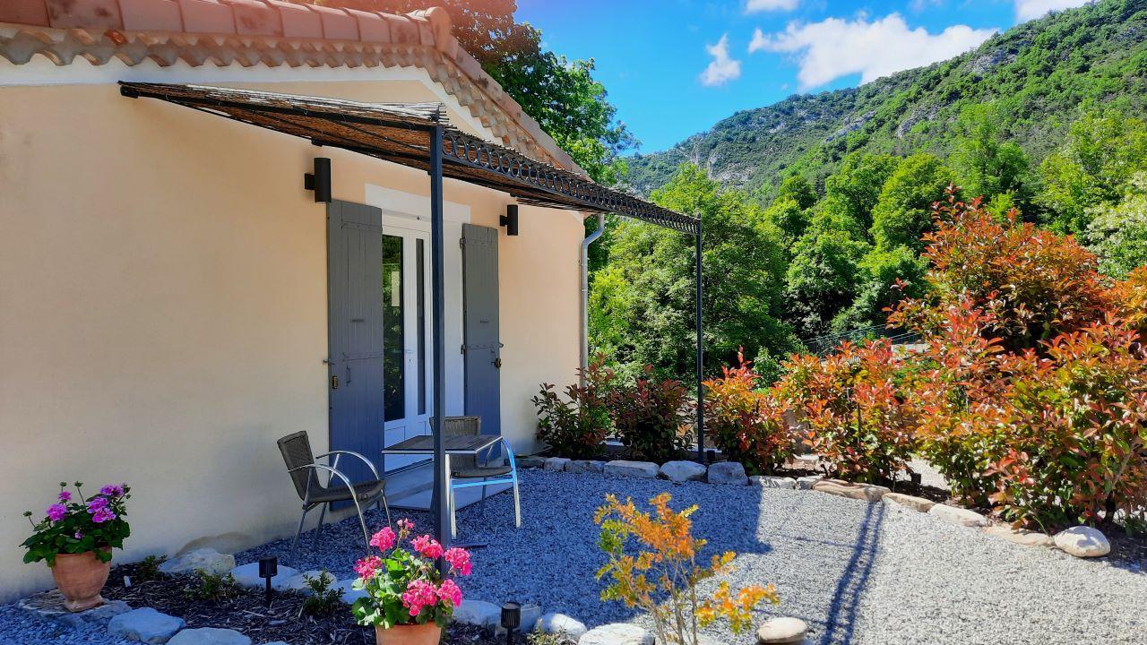 Extérieur de la chambre Mirabeau avec terrasse privative et vue sur la montagne. photo 10