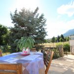 Terrasse du "G&icirc;te de Sigo" avec la montagne de Ce&uuml;se en toile de fond