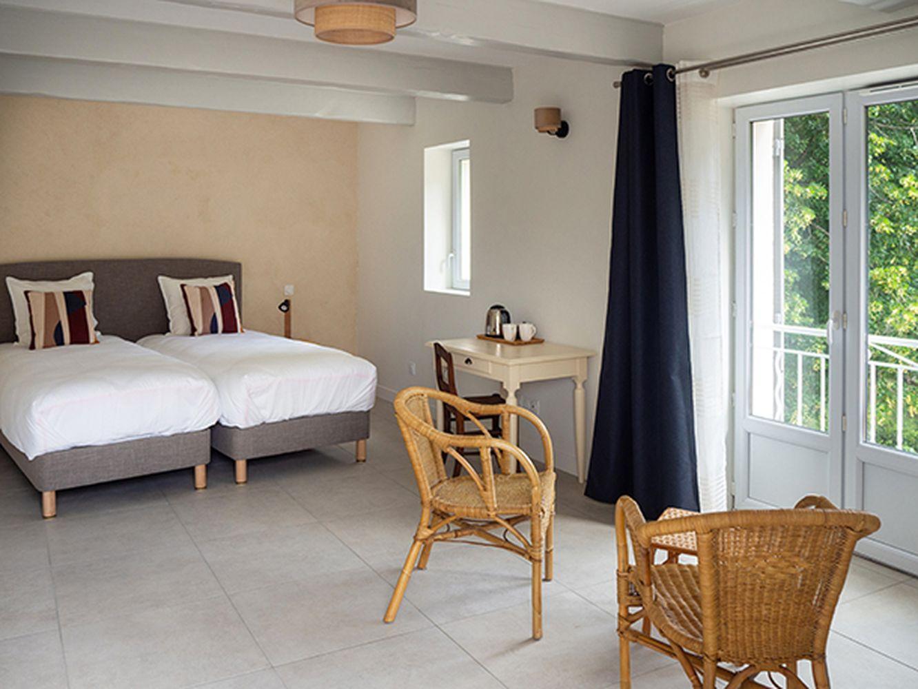 La chambre Mirabeau, elle se compose 2 lits 1 personne en 90 cm modulables en 1 lit en 180 cm, elle accessible de plan pied à partir d'une terrasse privative. Salle d'eau et WC privatifs, TV, espace détente. photo 7