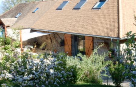 G&icirc;te n&deg;2011 Gap - Hautes-Alpes - La Borieta au printemps.