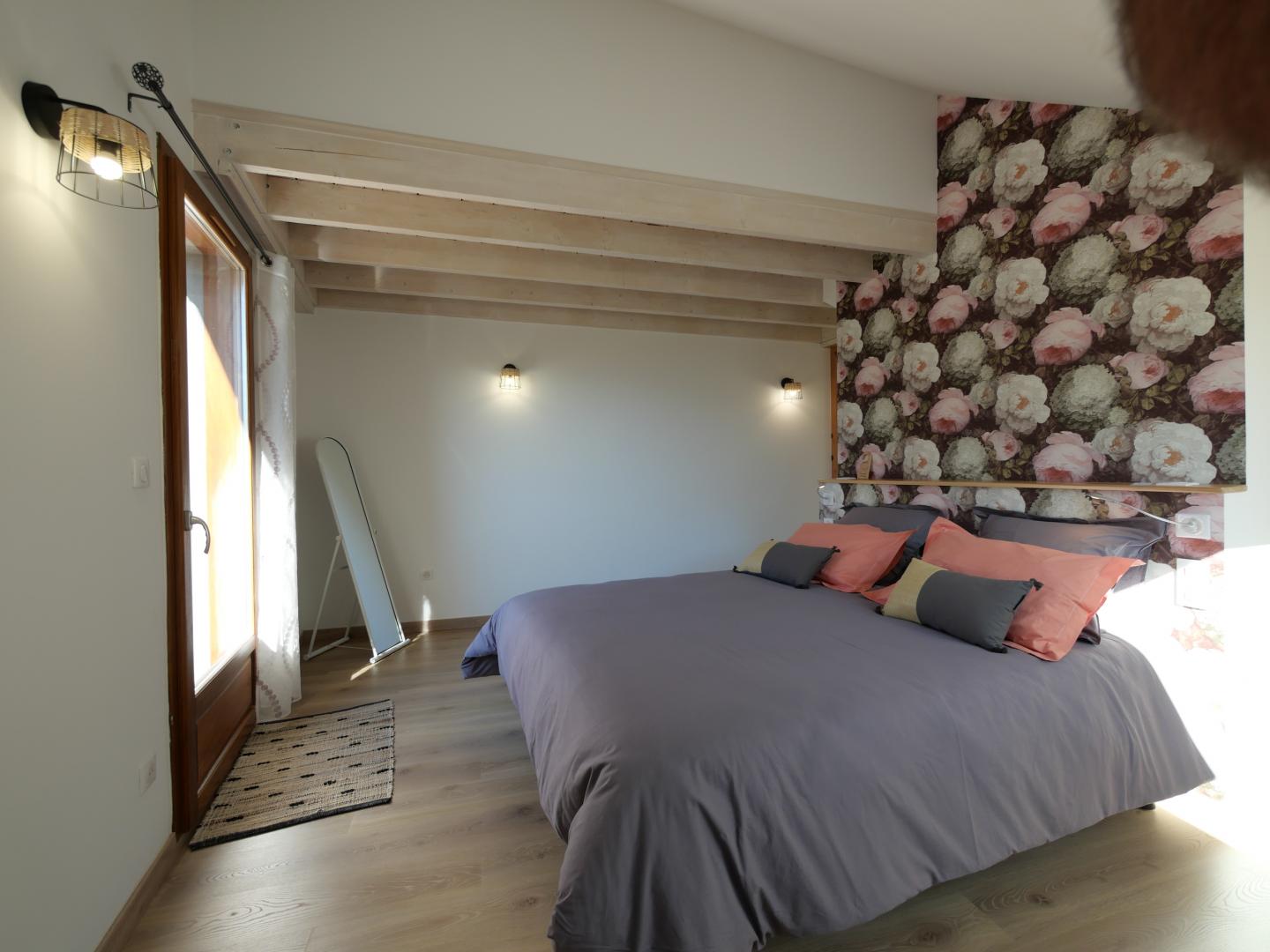 Chambre avec lit 2 personnes en 160 et 1 lit une personne dans espace indépendant en sous-pente, accès sur le balcon orienté plein sud. photo 5