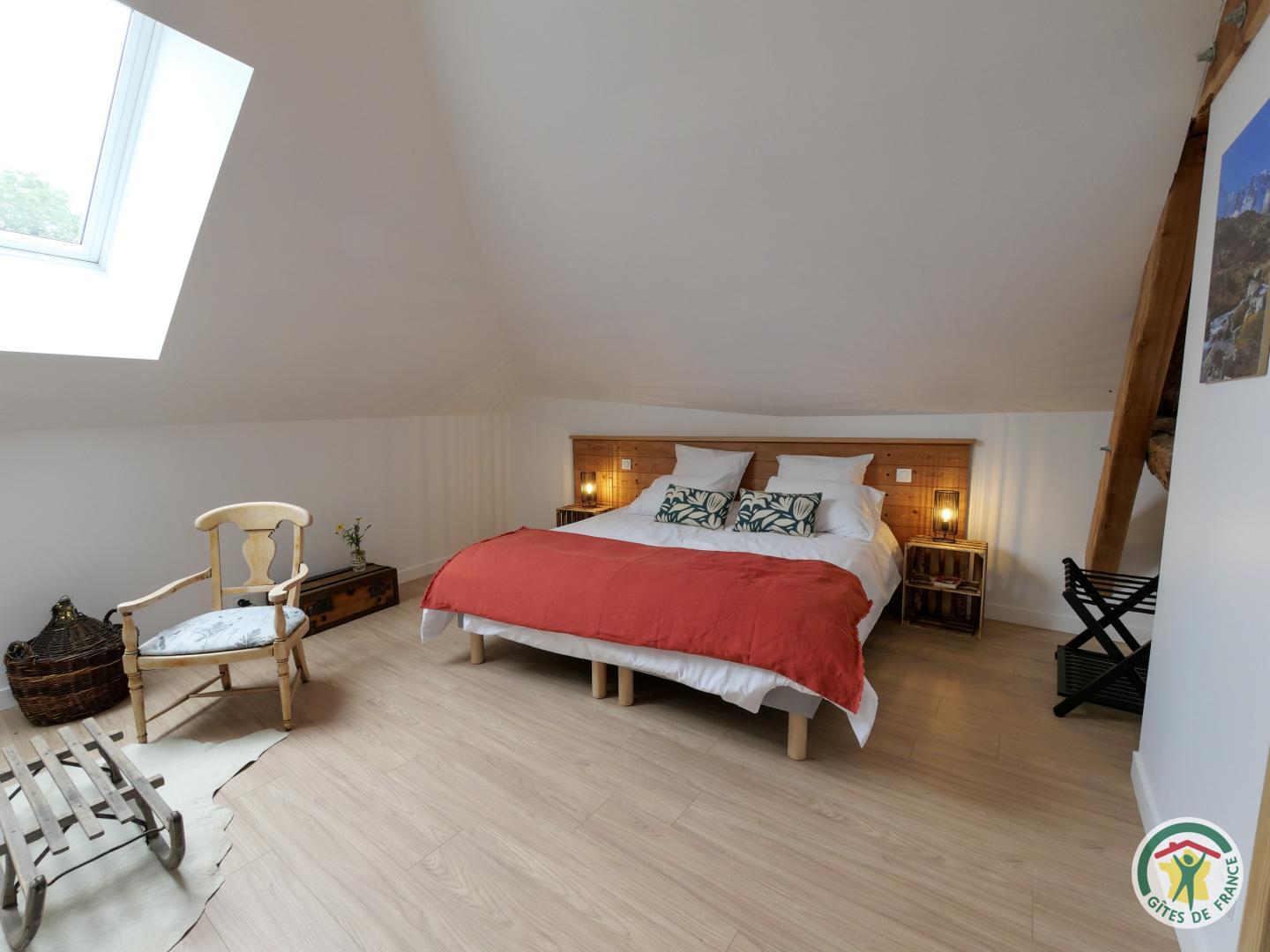 1 lit de 180 x200 cm, avec la possibilité de les séparer en 2 lits de 90 x 200 cm, salle d'eau-wc privative, coin salon, TV.La configuration de notre vieille bâtisse nous a permis d'installer seulement un grand velux de toit. photo 23