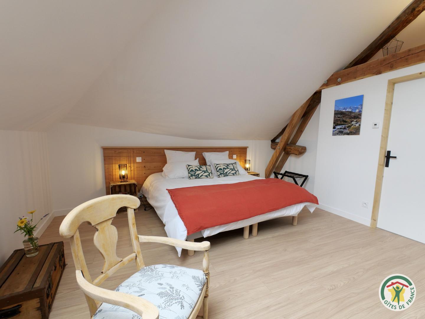 1 lit de 180 x200 cm, avec la possibilité de les séparer en 2 lits de 90 x 200 cm, salle d'eau-wc privative, coin salon, TV. photo 25