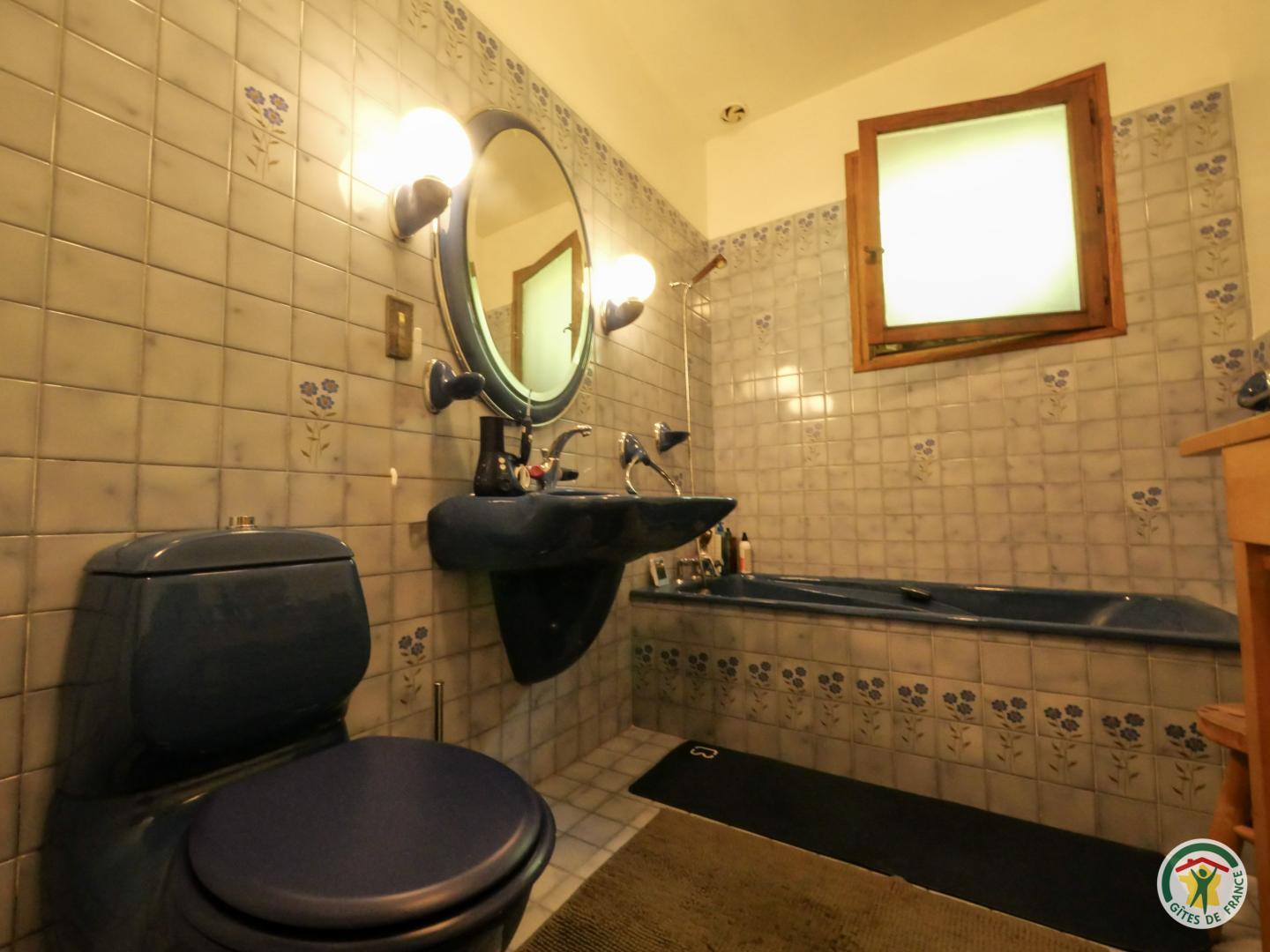 Salle de bain privative chambre blanche photo 3