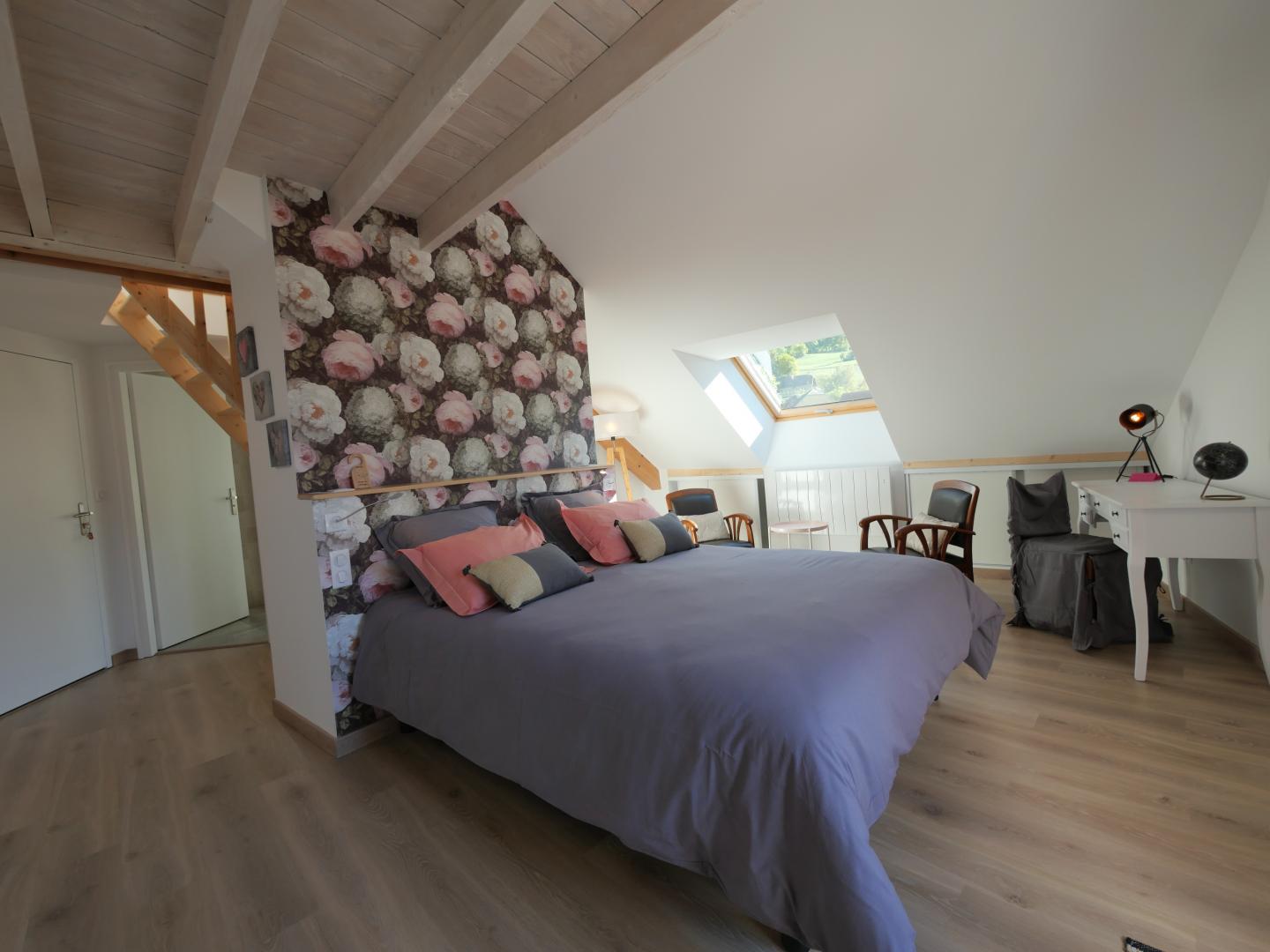 Chambre avec lit 2 personnes en 160 et 1 lit une personne dans espace indépendant en sous-pente, accès sur le balcon orienté plein sud. photo 6