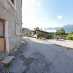 L'entrée du gîte avec la terrasse privative en face L'entrée du gîte avec la terrasse privative en face