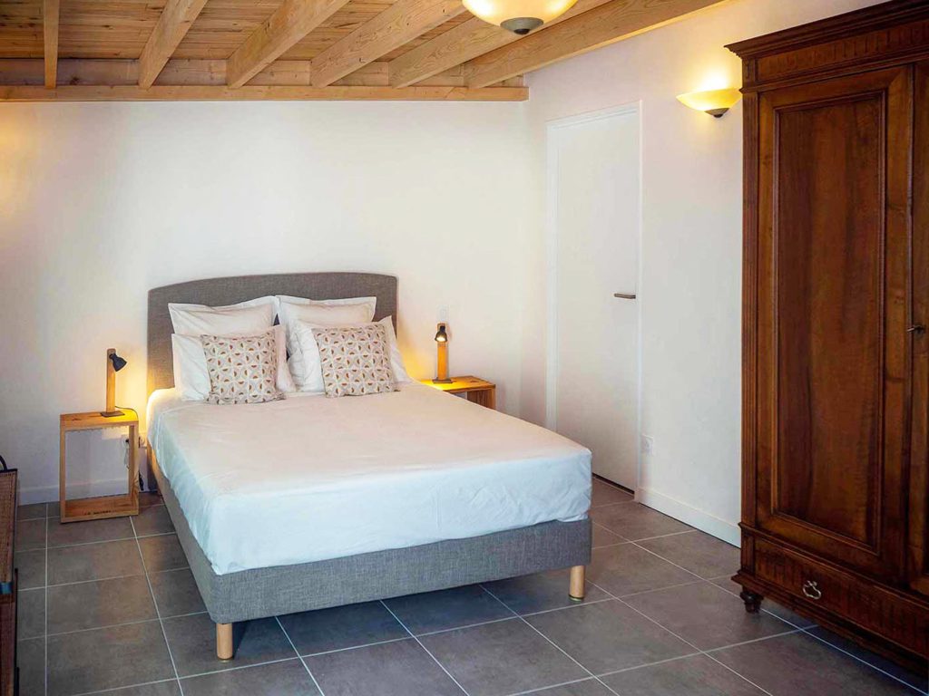 La chambre Aiguebelle, en duplex, se compose d'un lit en 160*200cm, d'une salle d'eau ainsi que d'un WC indépendant et privatif photo 5