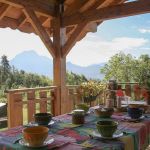 Terrasse du g&icirc;te "Le Dahu" au 1er &eacute;tage avec vue sur le lac de Serre-Pon&ccedil;on