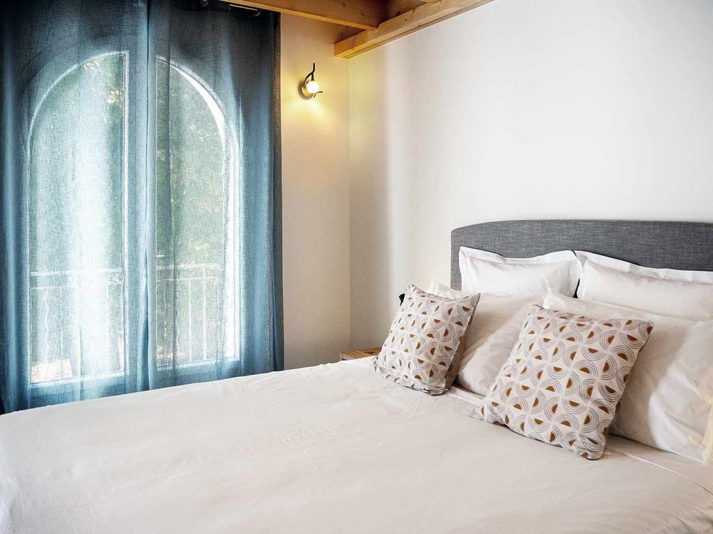 La chambre Aiguebelle, en duplex, dispose de son accès indépendant. Elle permet d'accueillir en toute saison 2 adultes et se compose d'un lit en 160*200cm, d'une salle d'eau ainsi que d'un WC indépendant et privatif photo 3