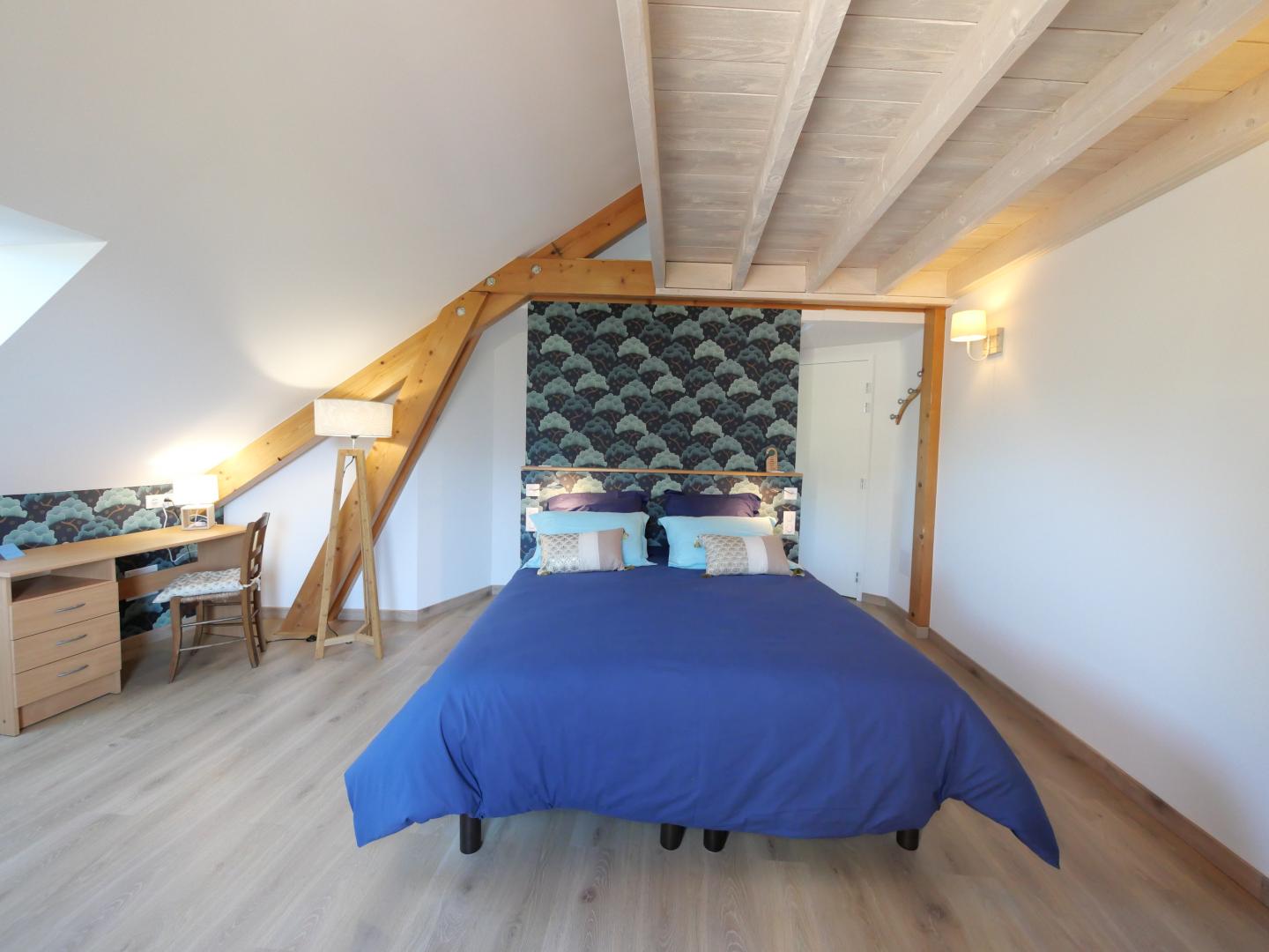 Chambre avec lit 2 personnes en 160 et 3 lits une personne, mezzanine, accès sur le balcon orienté plein sud. photo 11