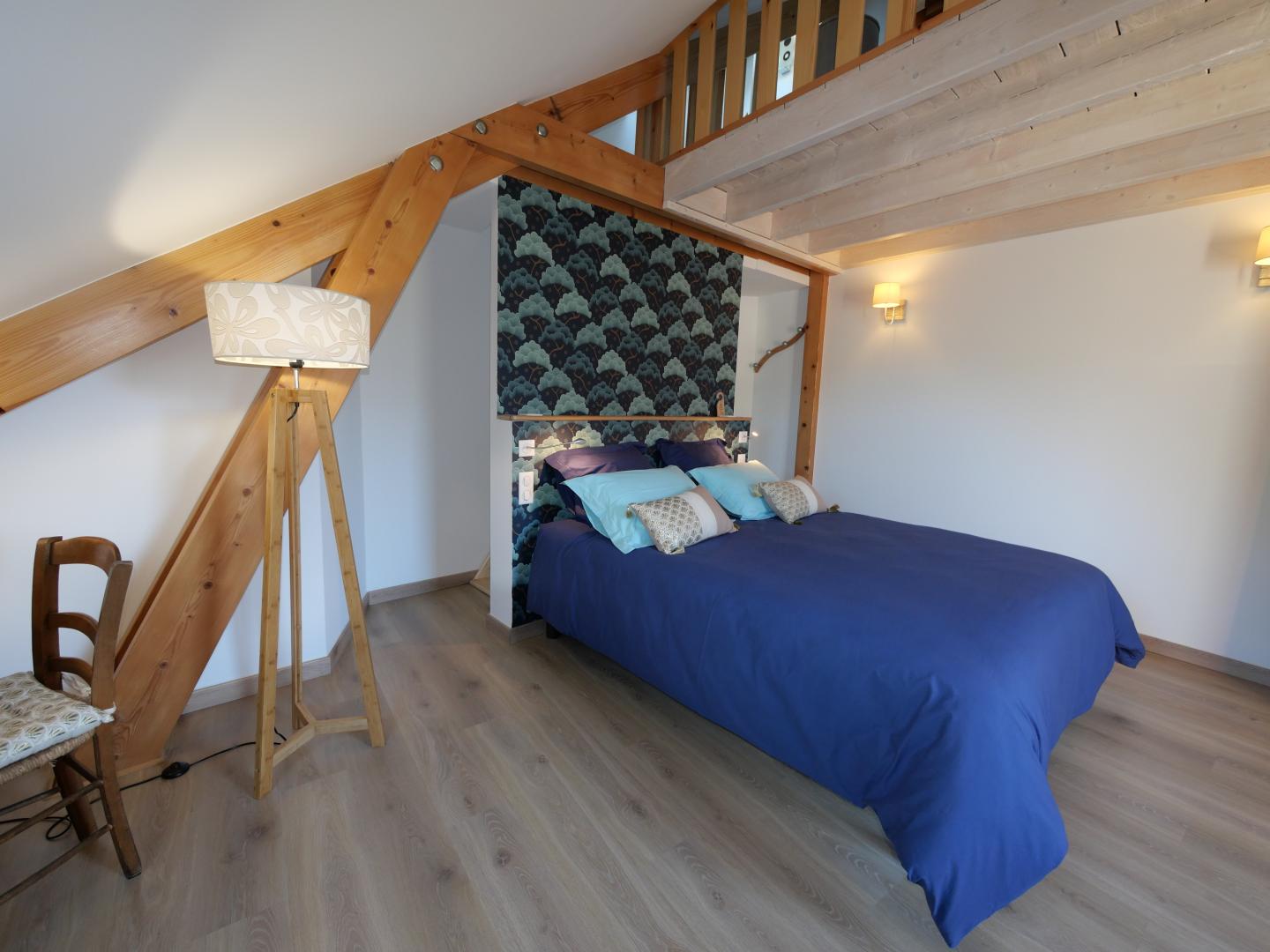 Chambre avec lit 2 personnes en 160 et 3 lits une personne, mezzanine, accès sur le balcon orienté plein sud. photo 12