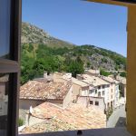 Vue de la fen&ecirc;tre de la cuisine sur la place de la Combe (fa&ccedil;ade Est)