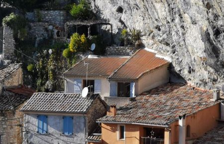G&icirc;te n&deg;1053 Sigale - Alpes-Maritimes - G&icirc;te : maison aux volets bleus ouverts