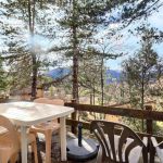 Terrasse privative, vue sur les arbres, le village perché et les montagnes Terrasse privative, vue sur les arbres, le village perché et les montagnes