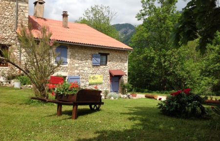 G&icirc;te n&deg;G290584 Saint-Agnan-en-Vercors - Dr&ocirc;me - Entr&eacute;e sur la droite / fa&ccedil;ades sud et est