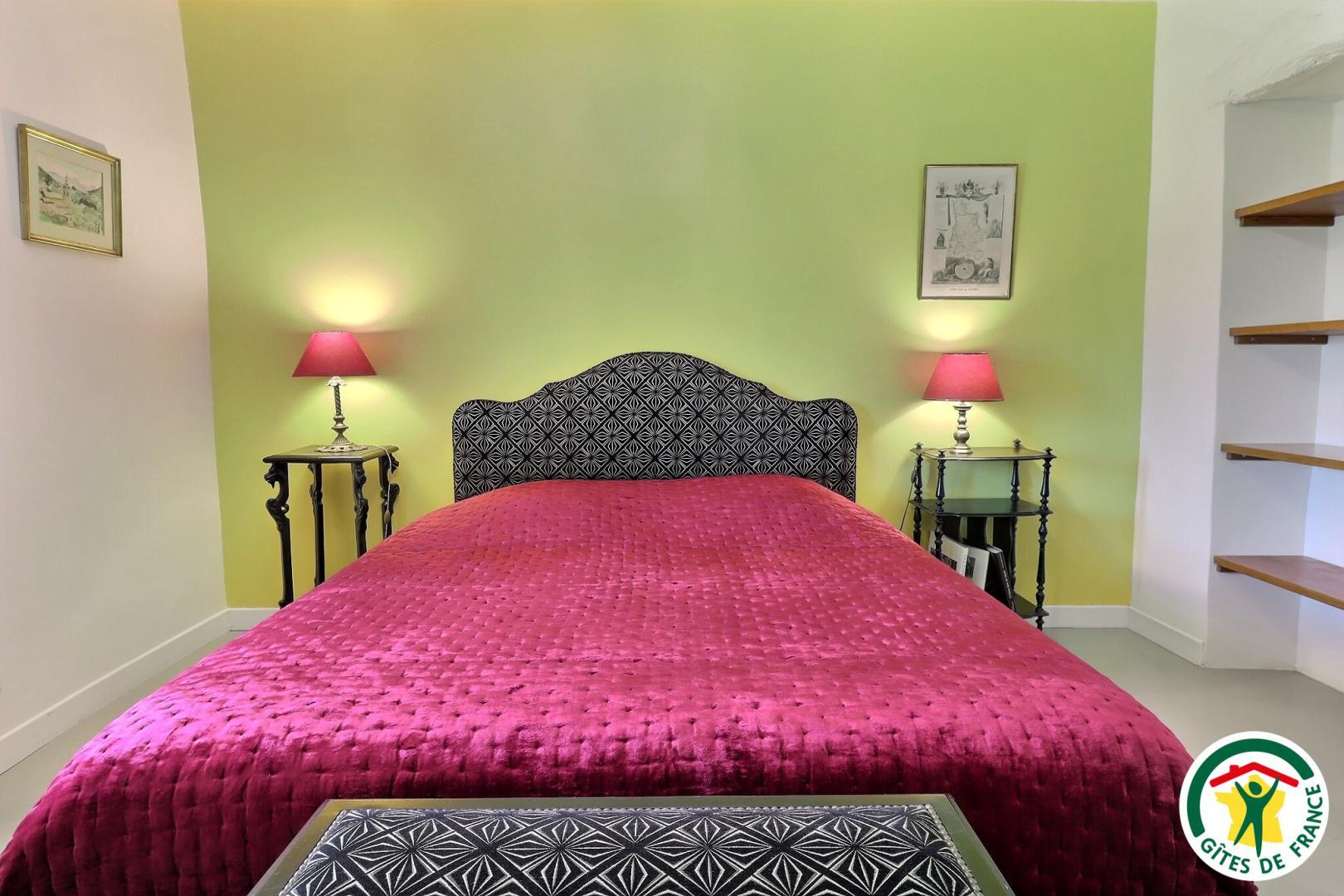 Chambre avec un lit double (1x160x200) avec salle d'eau dans la chambre et wc sur le palier photo 22