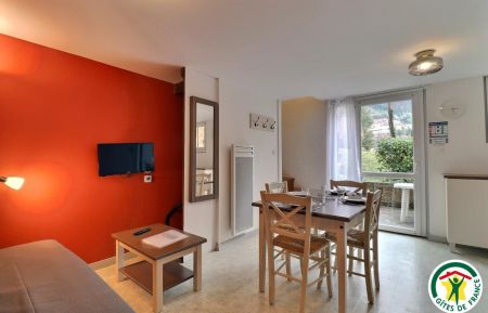 G&icirc;te n&deg;G193014 Montbrun-les-Bains - Dr&ocirc;me - Pi&egrave;ce &agrave; vivre avec canap&eacute; convertible, espace repas, acc&egrave;s &agrave; la terrasse