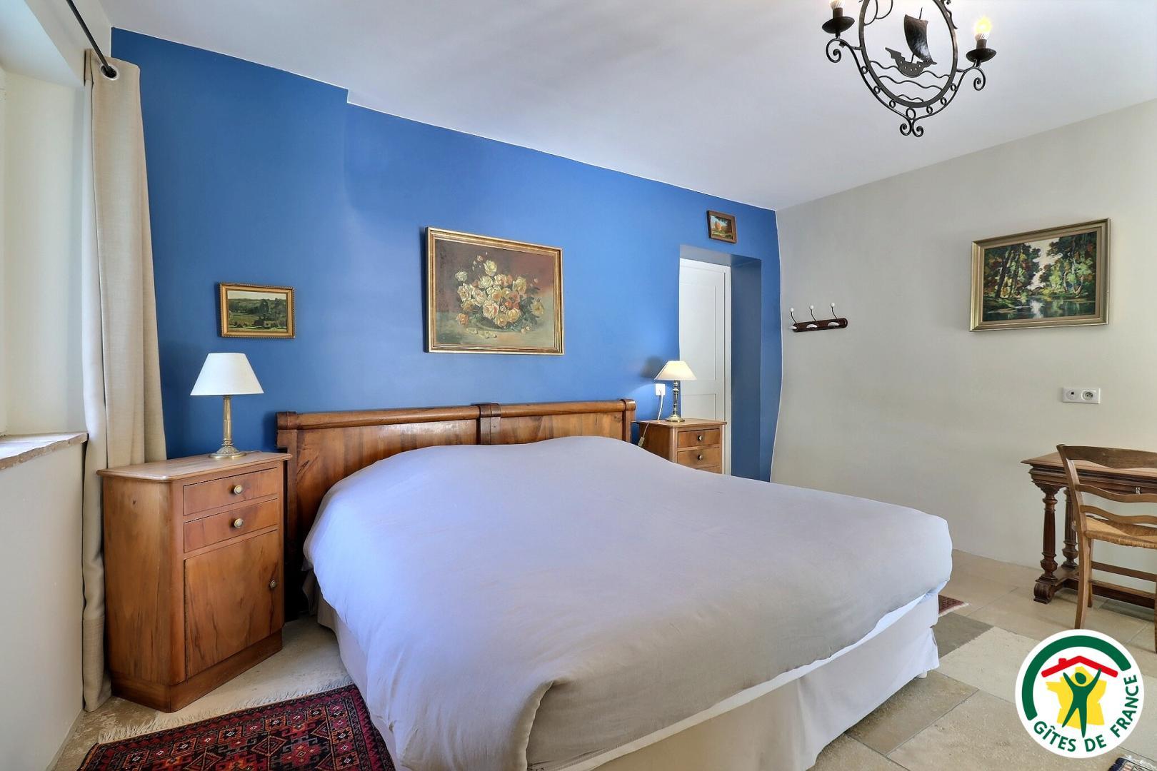Chambre Rhône, en RDC : un lit double (1x160x200), adaptée personne à mobilité réduite. Salle d'eau et wc PMR dans la chambre photo 18
