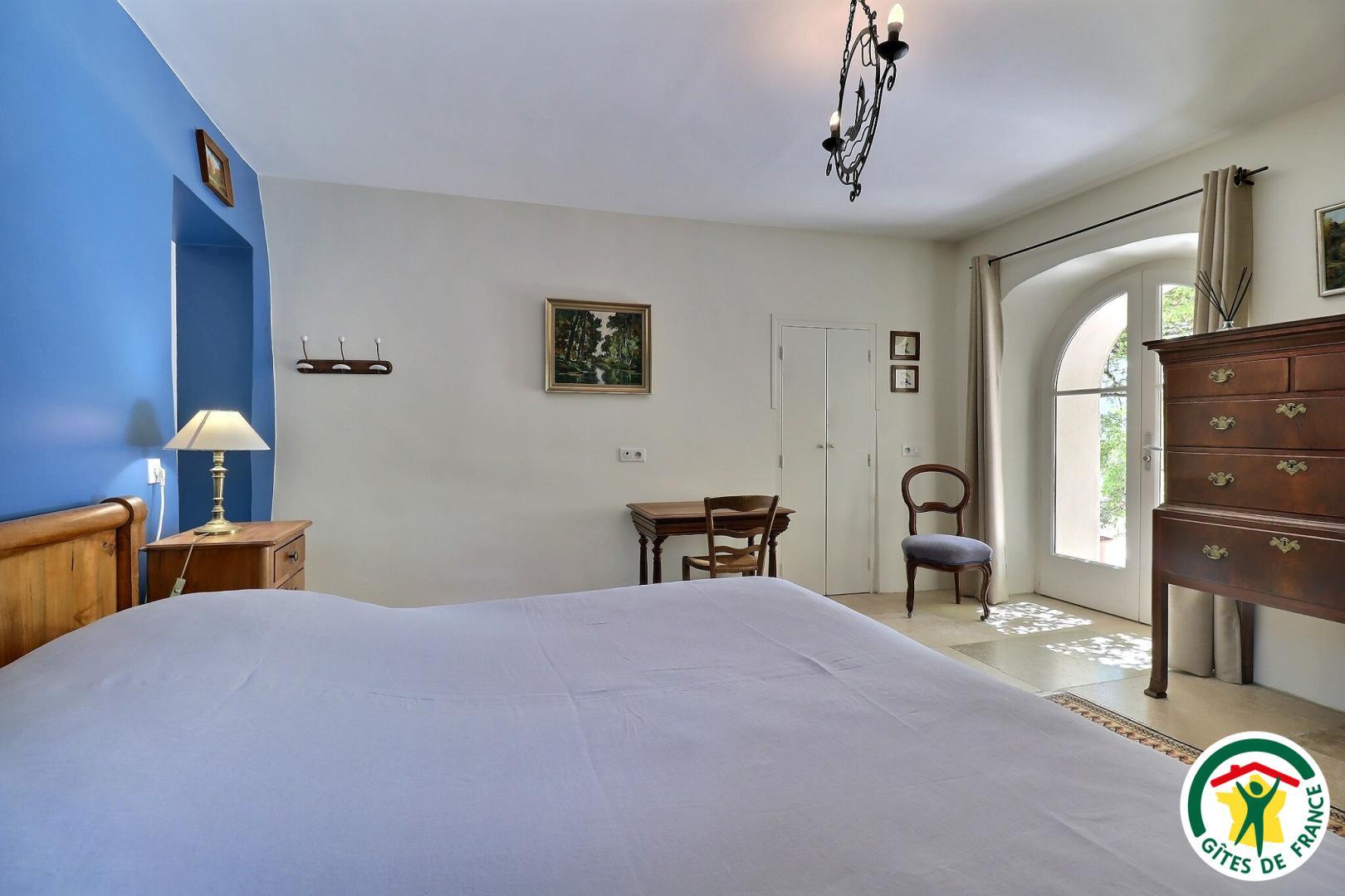 Chambre Rhône, en RDC : un lit double (1x160x200), adaptée personne à mobilité réduite. Salle d'eau et wc PMR dans la chambre photo 17