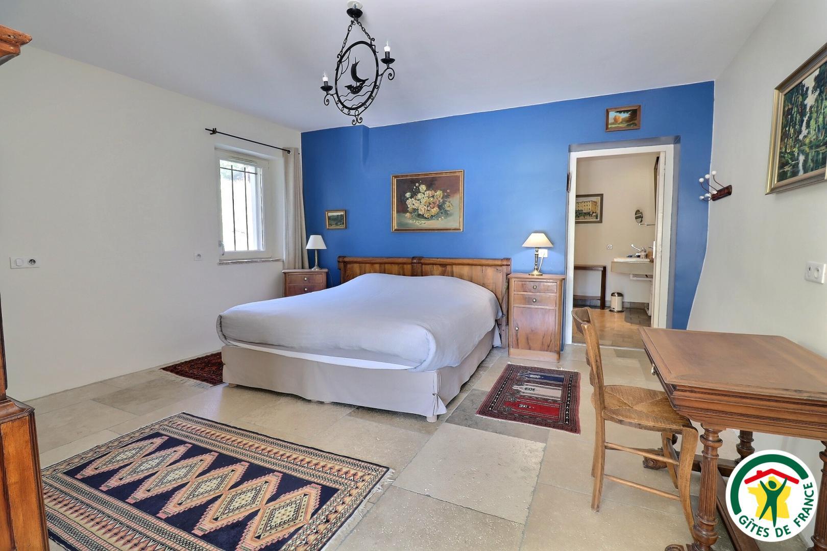 Chambre Rhône, en RDC : un lit double (1x160x200), adaptée personne à mobilité réduite. Salle d'eau et wc PMR dans la chambre photo 16