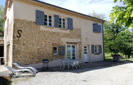 G&icirc;te n&deg;G84004 Ch&acirc;teauneuf-sur-Is&egrave;re - Dr&ocirc;me - Fa&ccedil;ade
