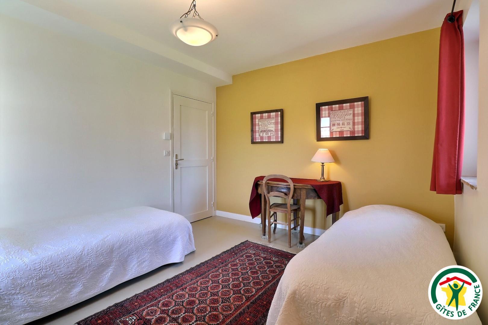 Chambre ALSACE avec deux lits simples (2x90x190), lavabo dans la chambre. WC sur le palier et salle d'eau dans la chambre DRÔME photo 29