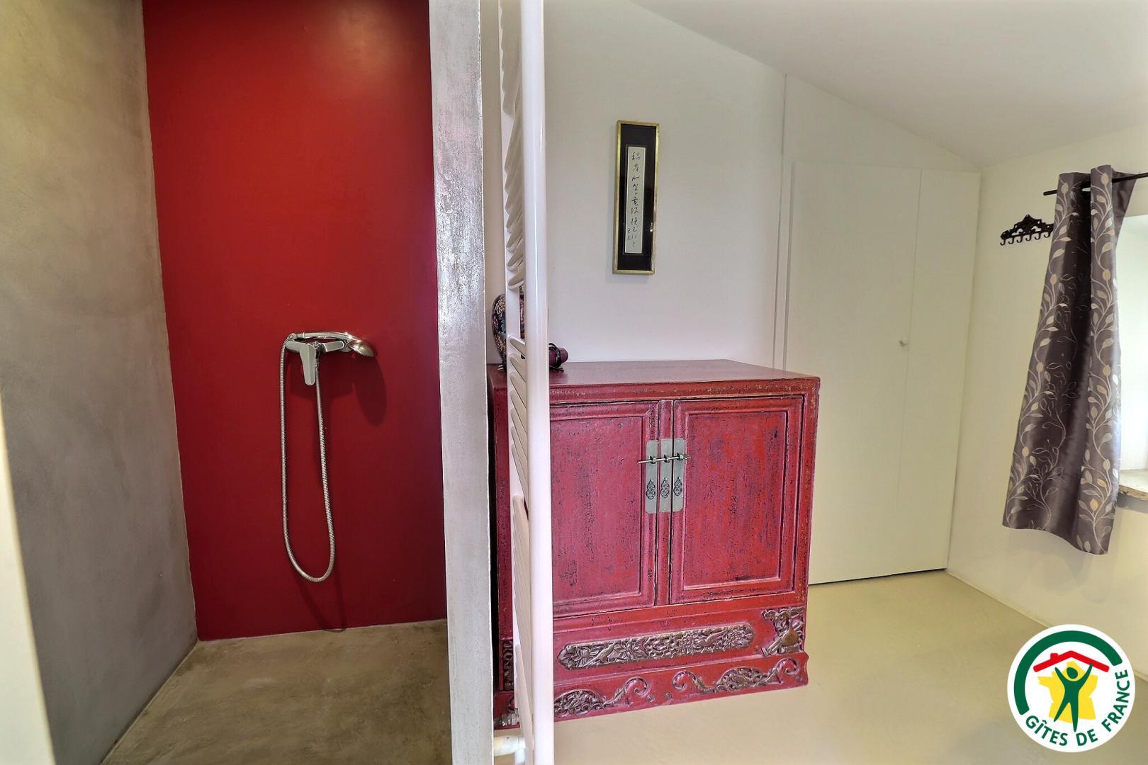 Salle d'eau dans la chambre SOIE (douche italienne, lavabo), wc sur le palier photo 32