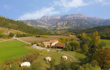 G&icirc;te n&deg;G113001 Die - Dr&ocirc;me - Vue a&eacute;rienne de la Ferme d'Ausson, en pleine nature avec vue imprenable sur le massif du Vercors.