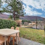 Terrasse privative, vue sur une partie du village, le Ch&acirc;teau des Gipi&egrave;res et la montagne