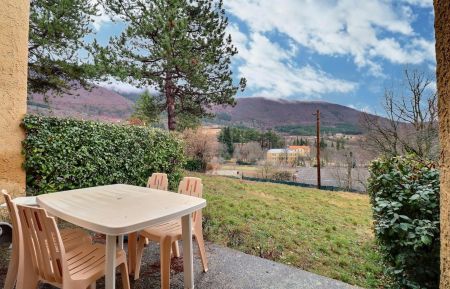 G&icirc;te n&deg;G193005 Montbrun-les-Bains - Dr&ocirc;me - Terrasse privative, vue sur une partie du village, le Ch&acirc;teau des Gipi&egrave;res et la montagne
