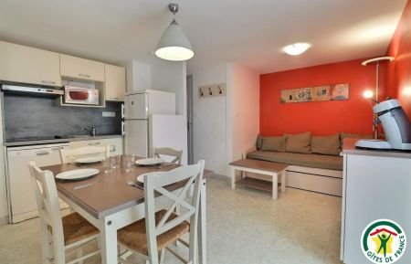 G&icirc;te n&deg;G193007 Montbrun-les-Bains - Dr&ocirc;me - Pi&egrave;ce &agrave; vivre, coin cuisine, espace repas, banquette gigogne, TV