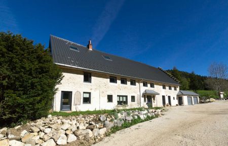 G&icirc;te de groupe n&deg;21025 Autrans-M&eacute;audre en Vercors - Is&egrave;re - La Grange aux F&eacute;es au pringtemps Fa&ccedil;ade Est