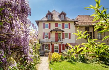 G&icirc;te n&deg;504108 Theys - Is&egrave;re - Entr&eacute;e du g&icirc;te depuis le jardin