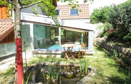 G&icirc;te n&deg;450100 Saint-Quentin-sur-Is&egrave;re - Is&egrave;re - Piscine Vue du bassin des poissons et de la grenouille